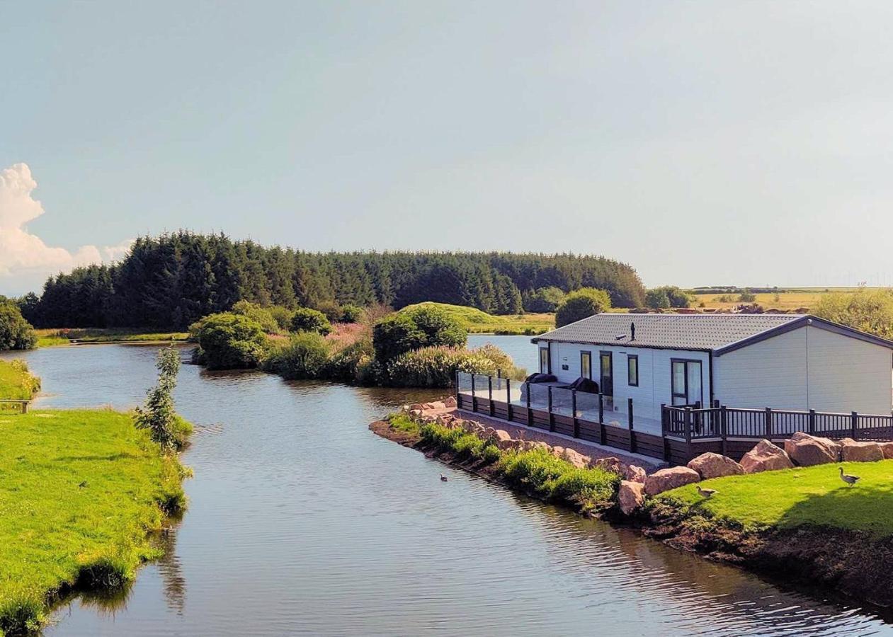 Luxury Lakeside Lodge With Htub Beautiful Views Annan Exterior foto