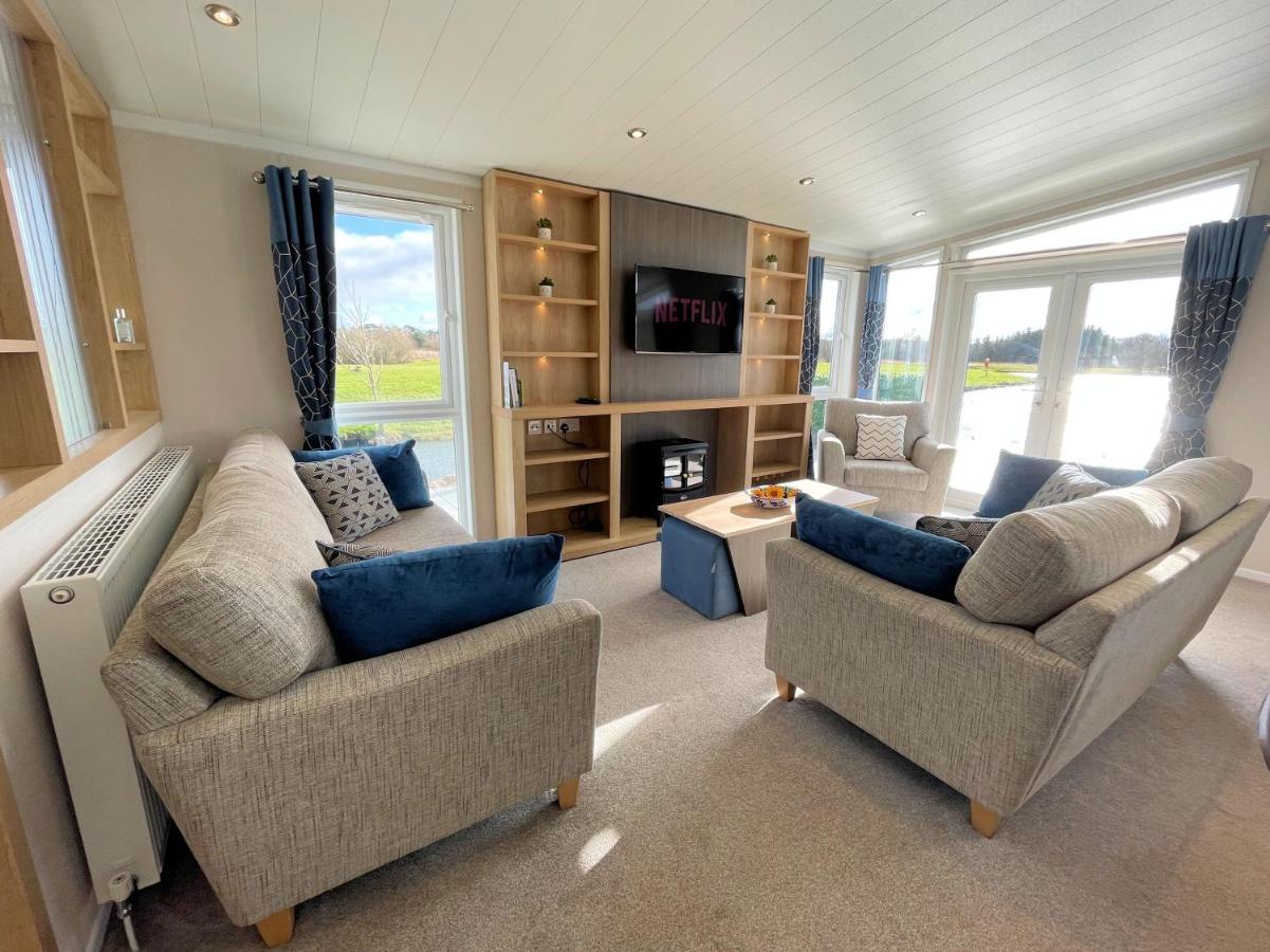 Luxury Lakeside Lodge With Htub Beautiful Views Annan Exterior foto