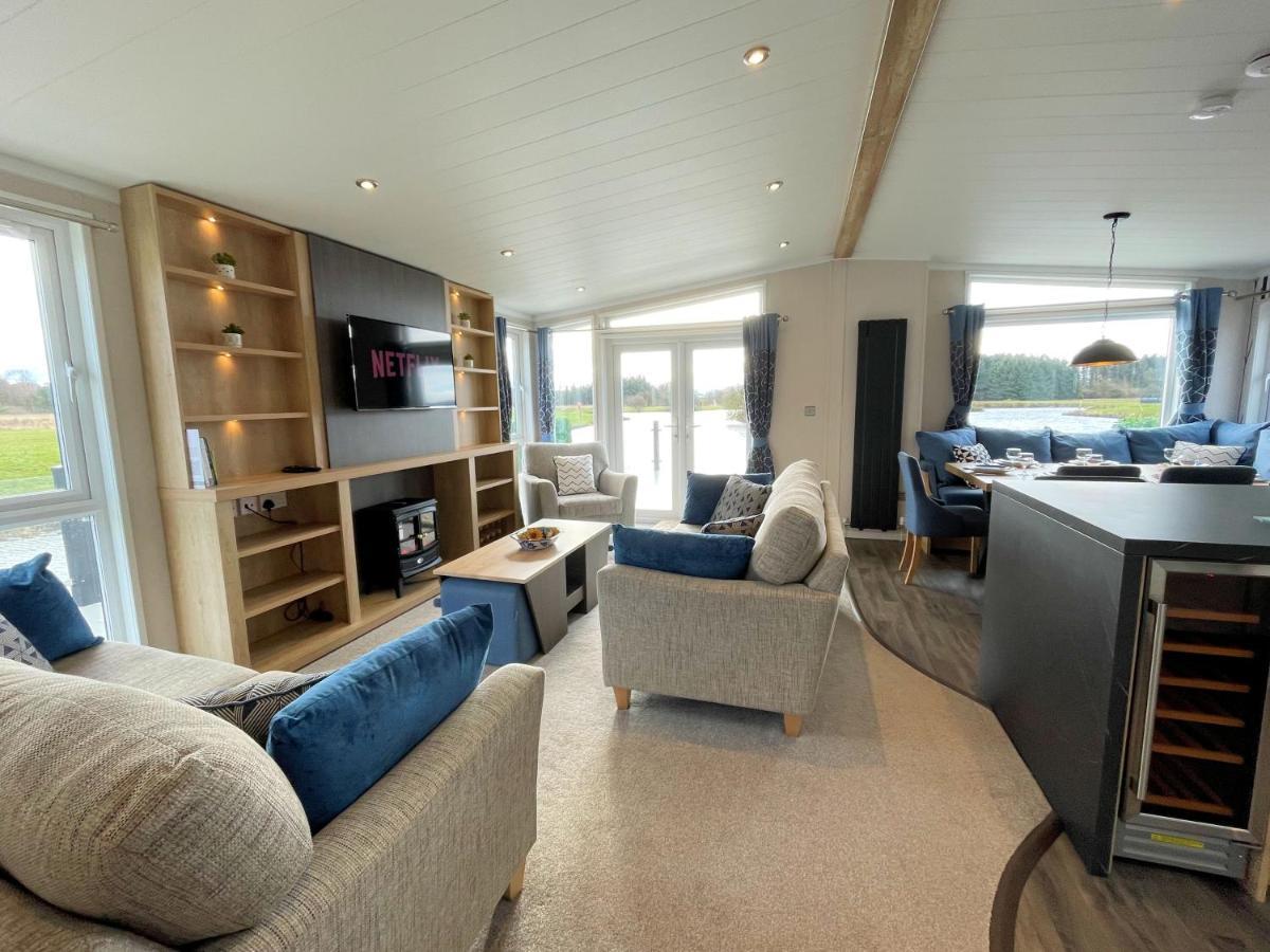 Luxury Lakeside Lodge With Htub Beautiful Views Annan Exterior foto
