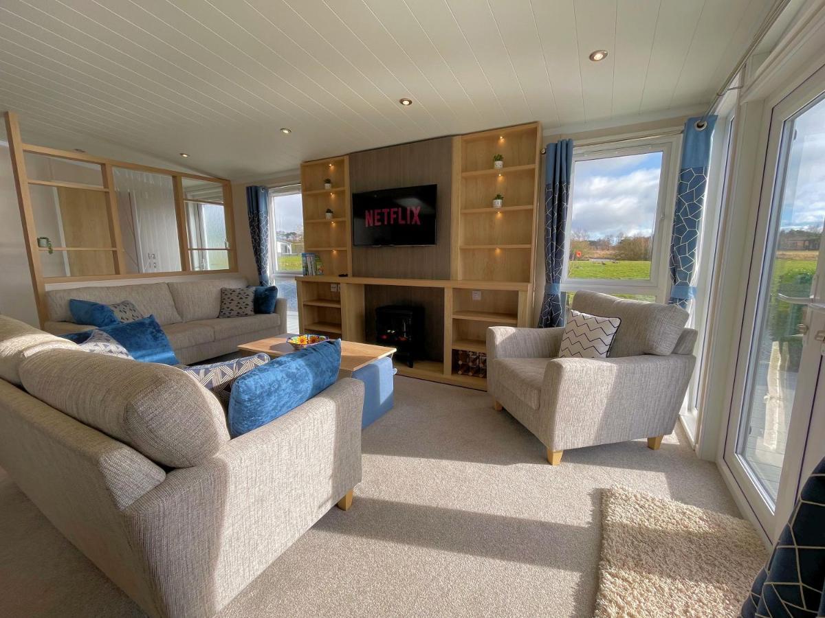 Luxury Lakeside Lodge With Htub Beautiful Views Annan Exterior foto