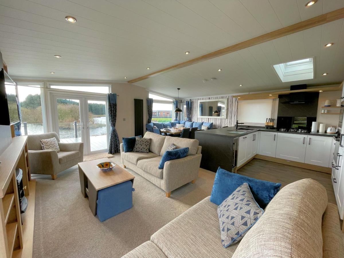 Luxury Lakeside Lodge With Htub Beautiful Views Annan Exterior foto