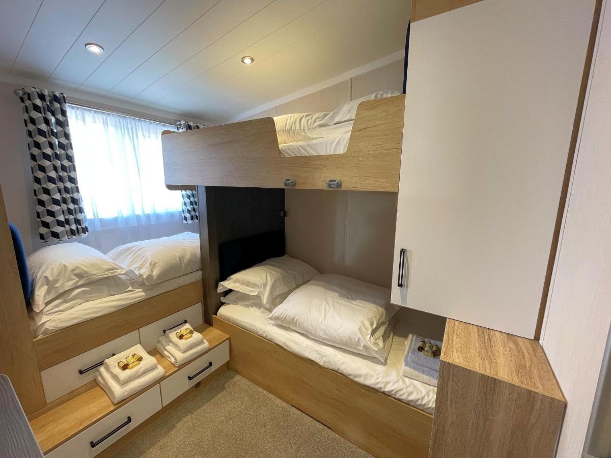 Luxury Lakeside Lodge With Htub Beautiful Views Annan Exterior foto